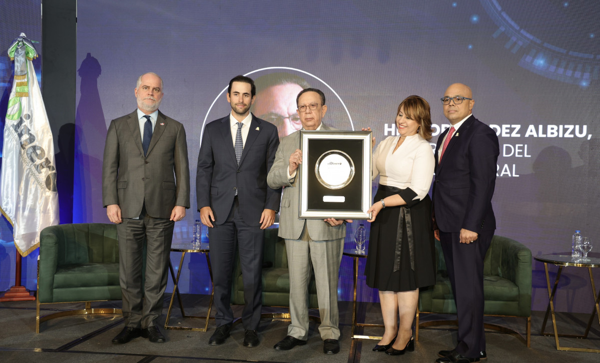 Reconocimiento a Gobernador Hu00e9ctor Valdez Albizu