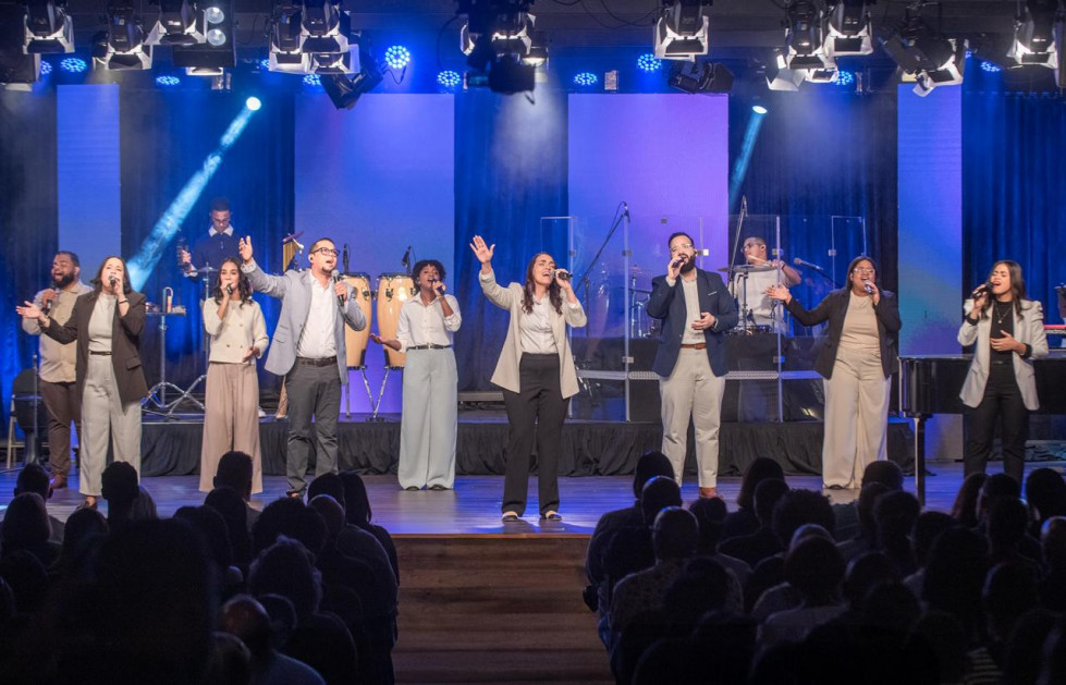 Integrantes del ministerio de alabanza La IBO durante la presentación del álbum