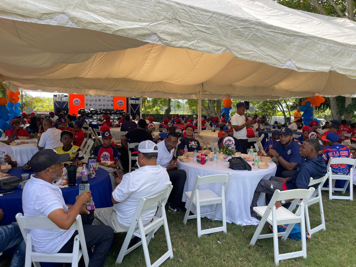 Mets donan equipos deportivos a jovenes dominicanos Fuente Externa 3 scaled