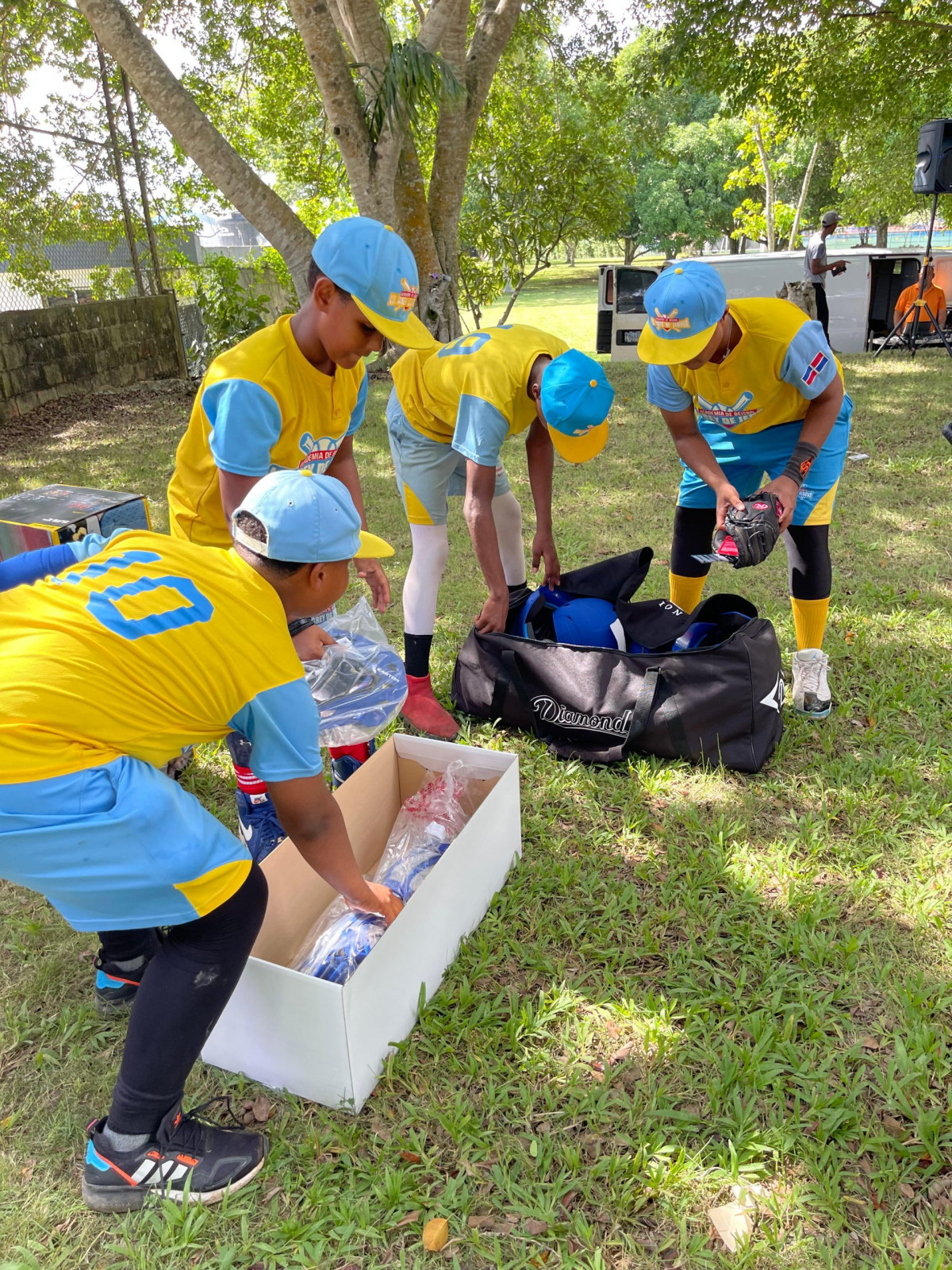 Mets donan equipos deportivos a jovenes dominicanos Fuente Externa 2 scaled