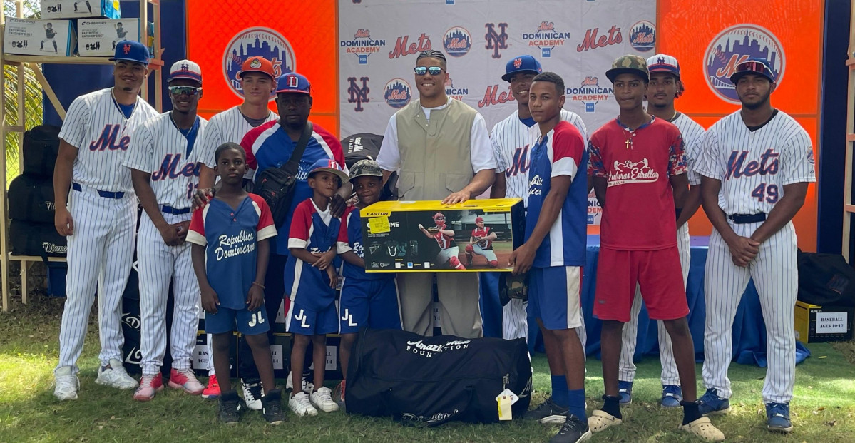 Mets donan equipos deportivos a jovenes dominicanos Fuente Externa scaled e1763319218273 (1)