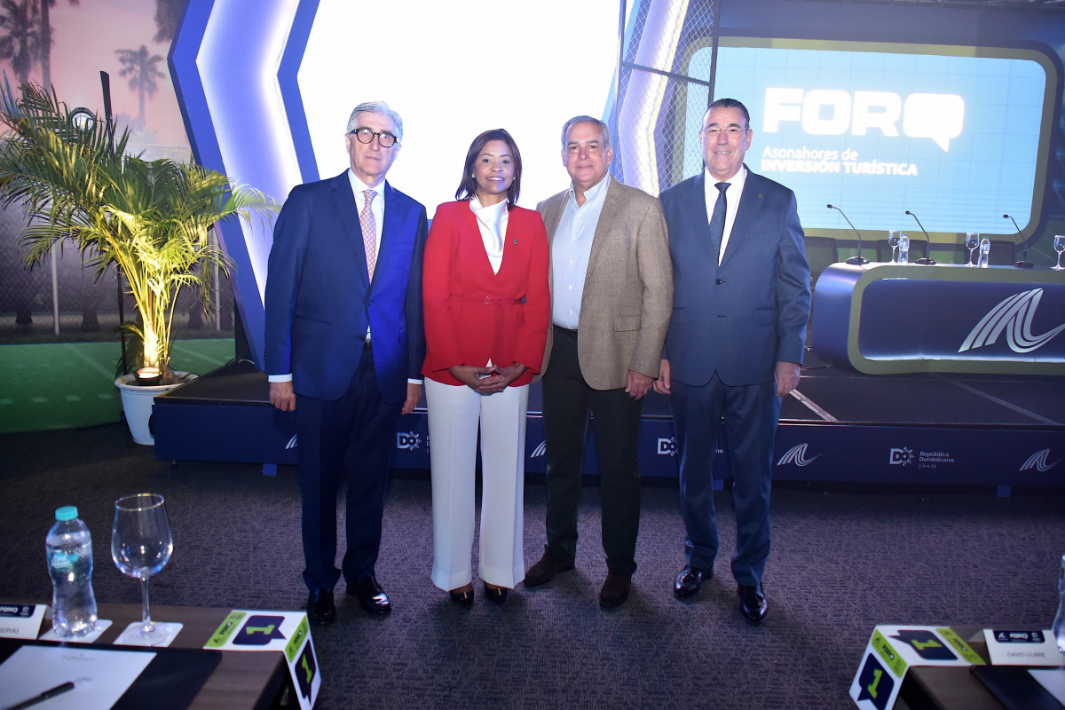 FHC 9055 De izquierda a derecha, los seu00f1ores Ventura Serra, Karina Vallejo, Luis Emilio Rodru00edguez, Juan Manuel Martu00edn de Oliva