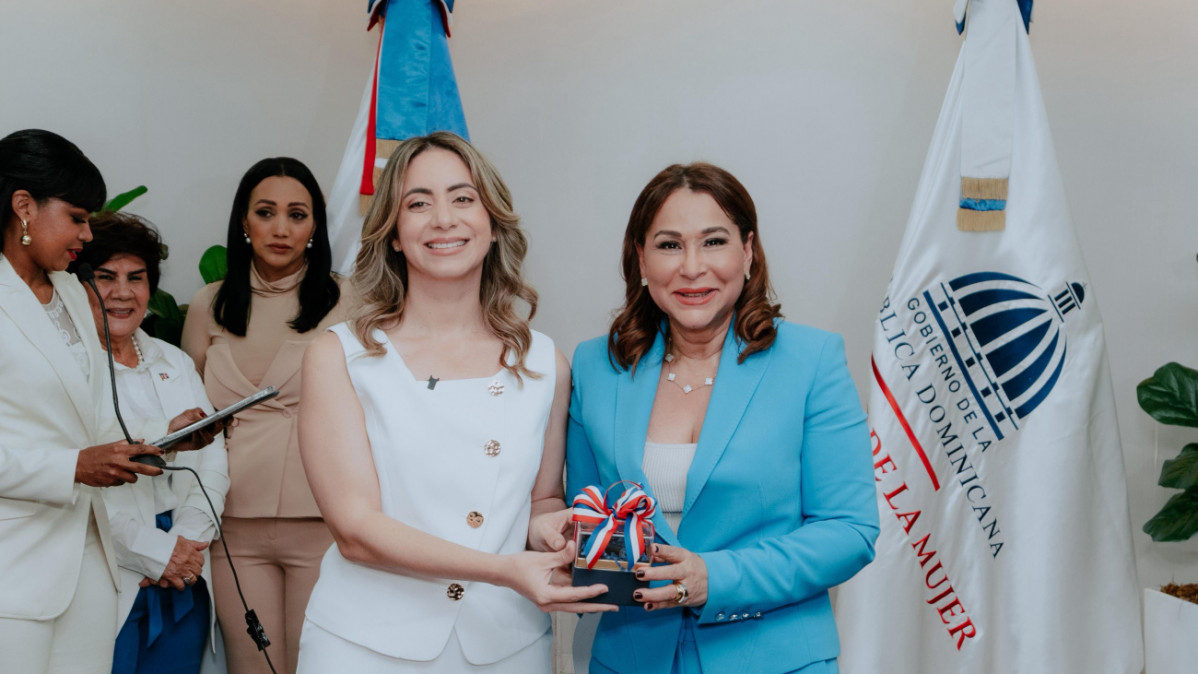 Gloria Reyes, ministra de la Mujer, y Mayra Jimeu0301nez, directora de Desarrollo Social Supeu0301rate.