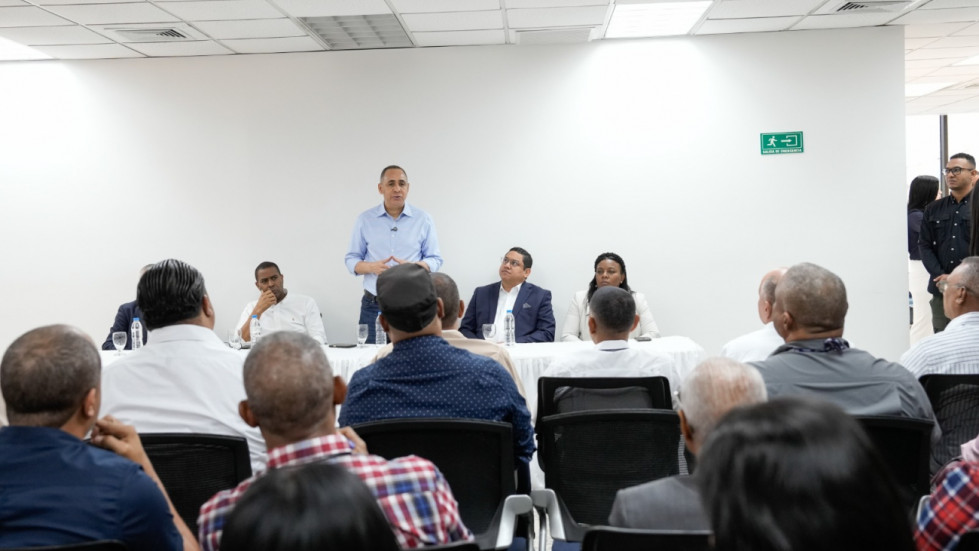 Foto 3 El titular de Aduanas, Nelson Arroyo reunido con Melquiades Cabrera, encargado de la Oficina regional zona norte y otros funcionarios de la DGA.