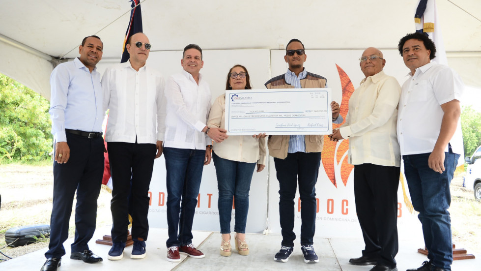 ENTREGA FONDOS CANCA TAMBORIL   PROINDUSTRIA (3)