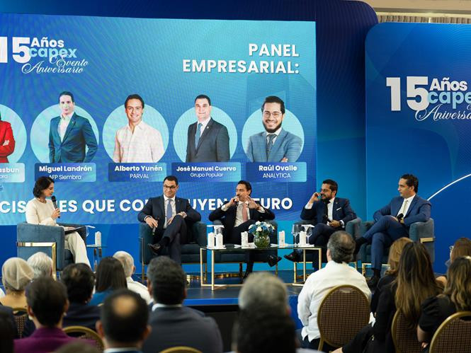 4 Jessica Hasbún moderó el panel titulado ¨Decisiones que Construyen Futuro¨ (Copy) (1)