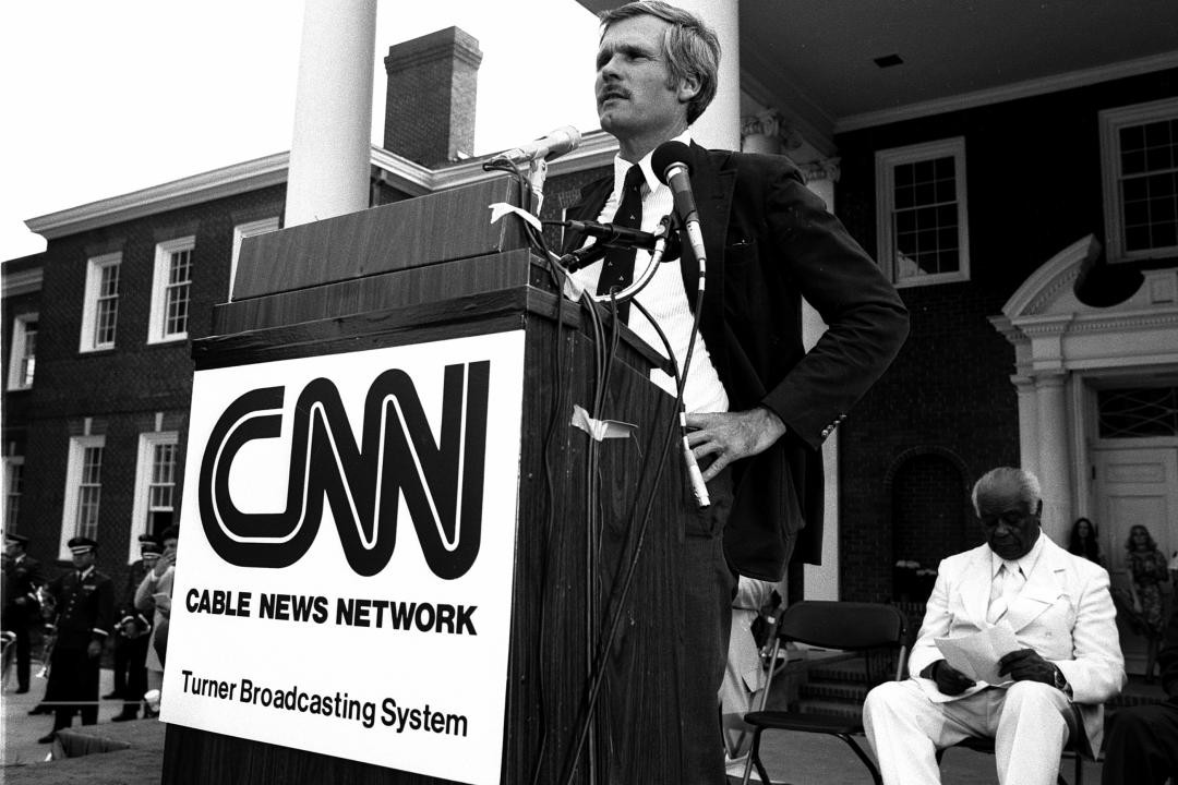 Ted turner asiste al evento oficial de lanzamiento de cnn en la sede mundial de cnn en techwood drive atlanta georgia el 1 de junio de 1980