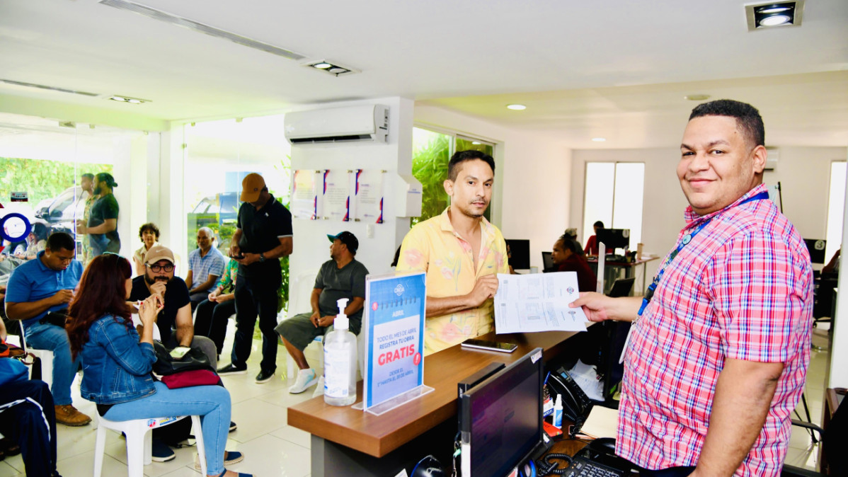 Uno de los autores recibe el certificado de obras registradas en la ONDA