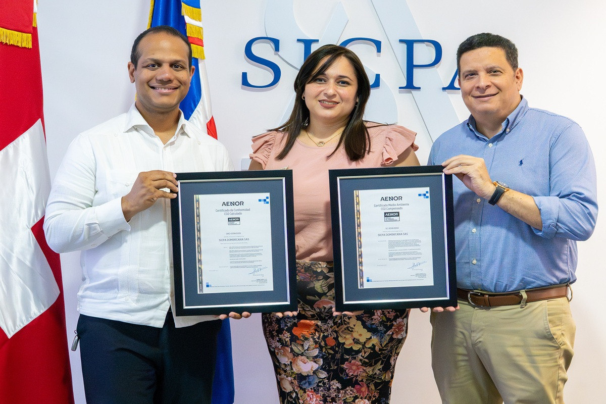 Ejecutivos de SICPA y AENOR durante entrega de certificados