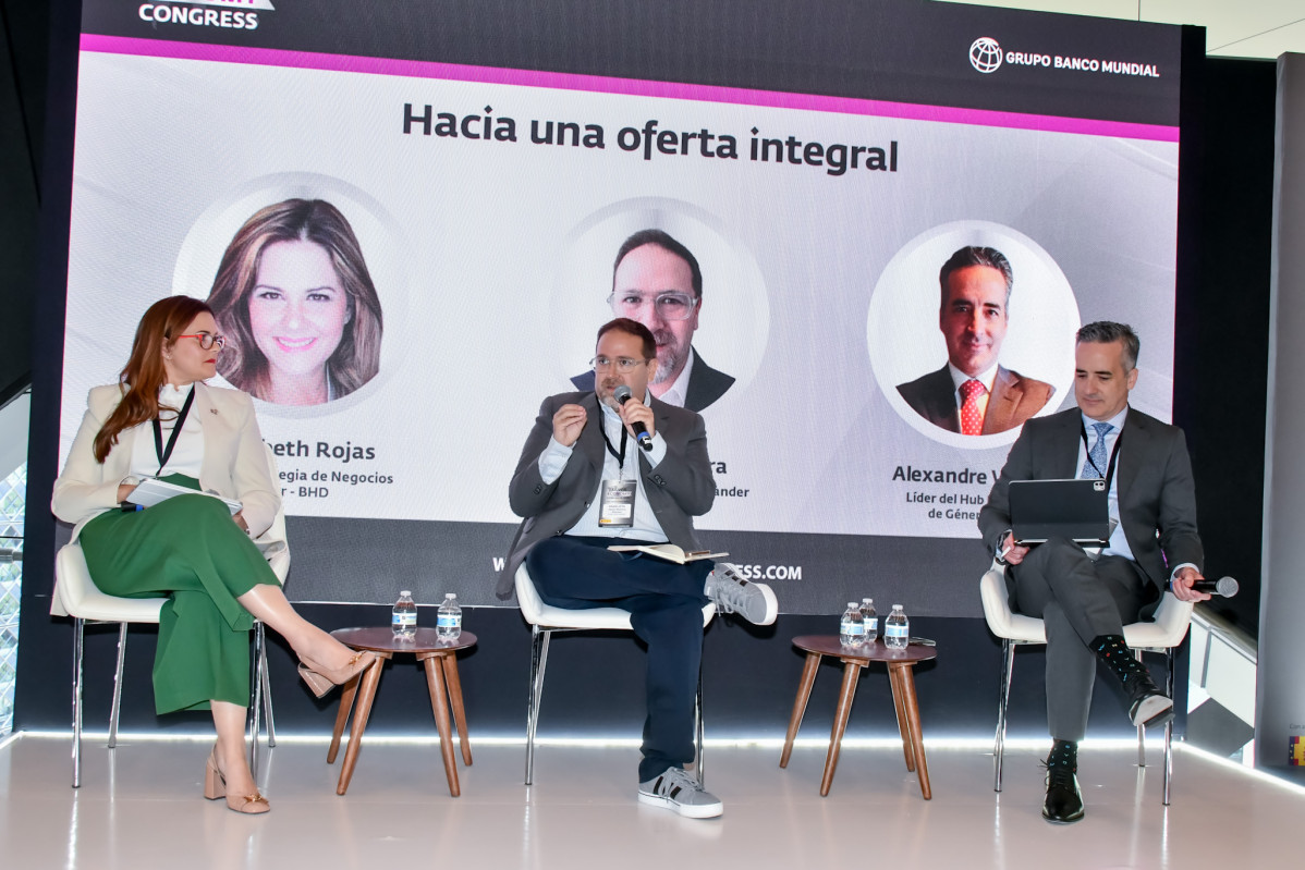 La ejecutiva del BHD Elizabeth Rojas durante el panel de Economia Plateada