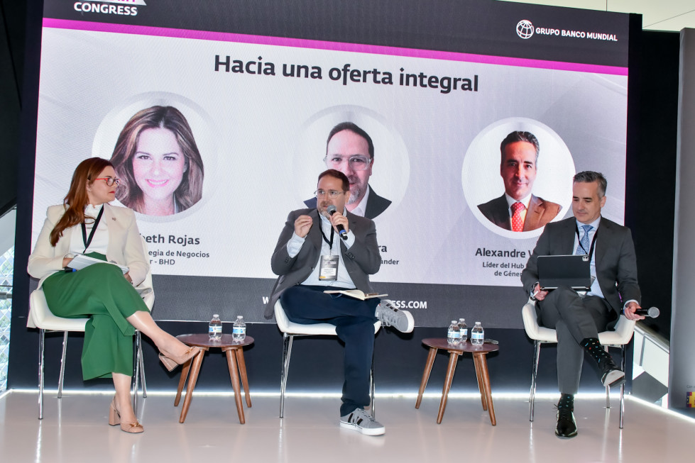 La ejecutiva del BHD Elizabeth Rojas durante el panel de Economia Plateada