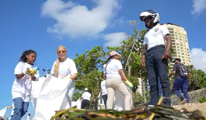 Politur y voluntarios unen esfuerzos en jornada de limpieza en el Malecon de SD
