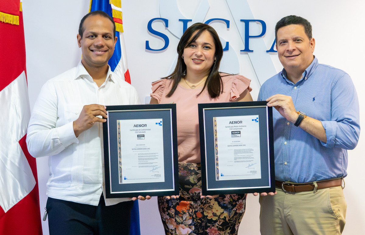 Ejecutivos de SICPA y AENOR durante entrega de certificados (1)