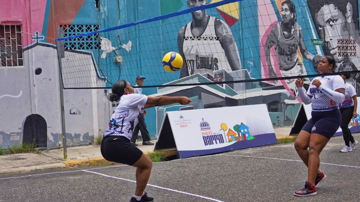 PIE DE FOTO INEFI BARRIO SAN CARLOS Acciou0300n en uno de los partidos de voleibol escenificados en San Carlos