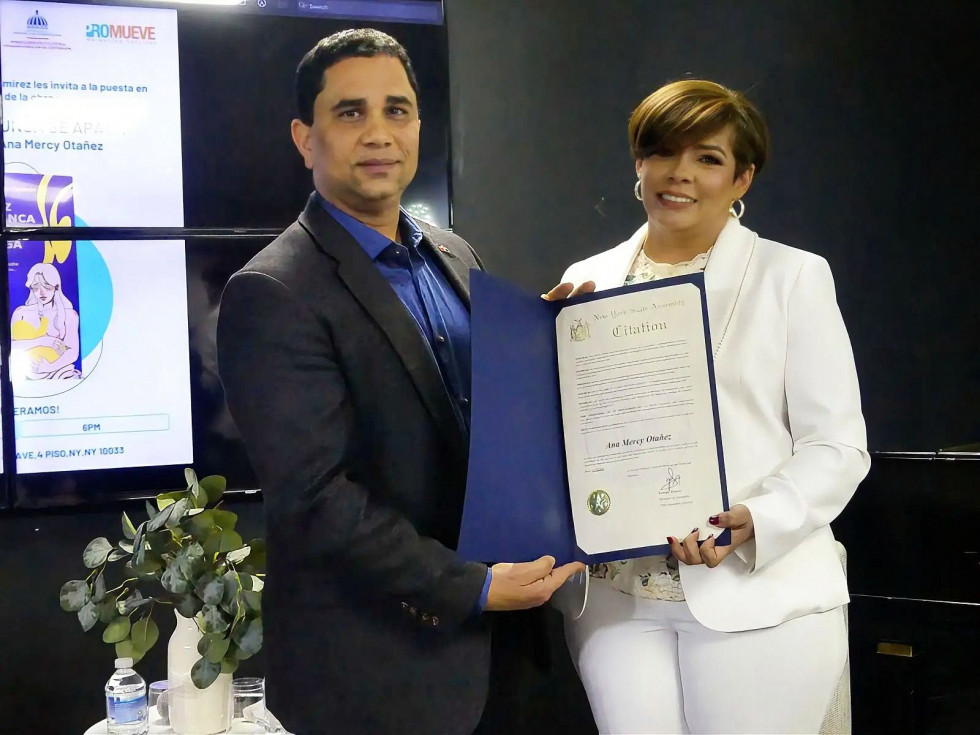 George Álvarez entegando reconomiendo a Ana Mercy Otañez
