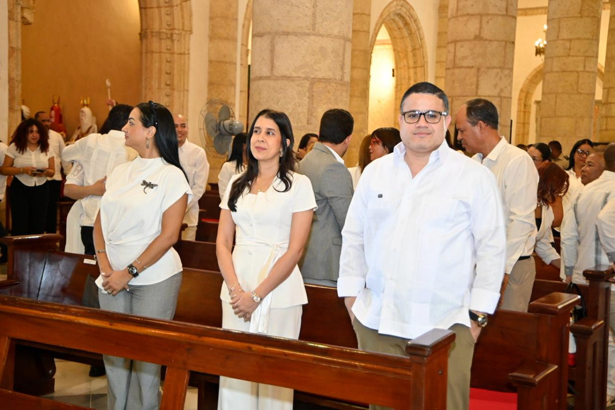 Nestor Julio Matos junto a personalidades Foto Felix Lara El Nuevo Diario 2