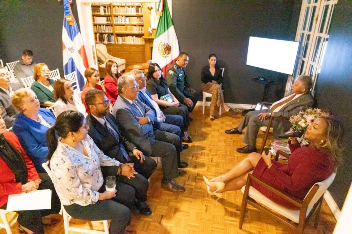 4  Irene Morillo junto al Embajador Juan Bolivar Du00edaz mientras se dirigu00eda al pu00fablico asistente