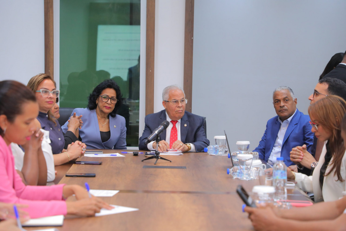Diputados y representantes de la salud abordan estrategias de vacunacion escolar contra el VPH 2 scaled