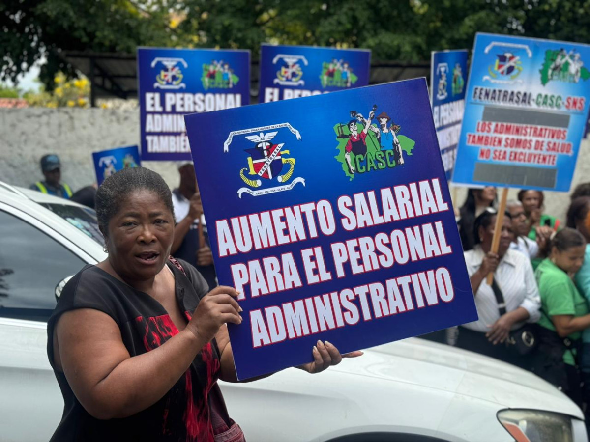 Empleados administrativos de hospitales frente al SNS protestando por aumento salarial foto Robinson Quezada