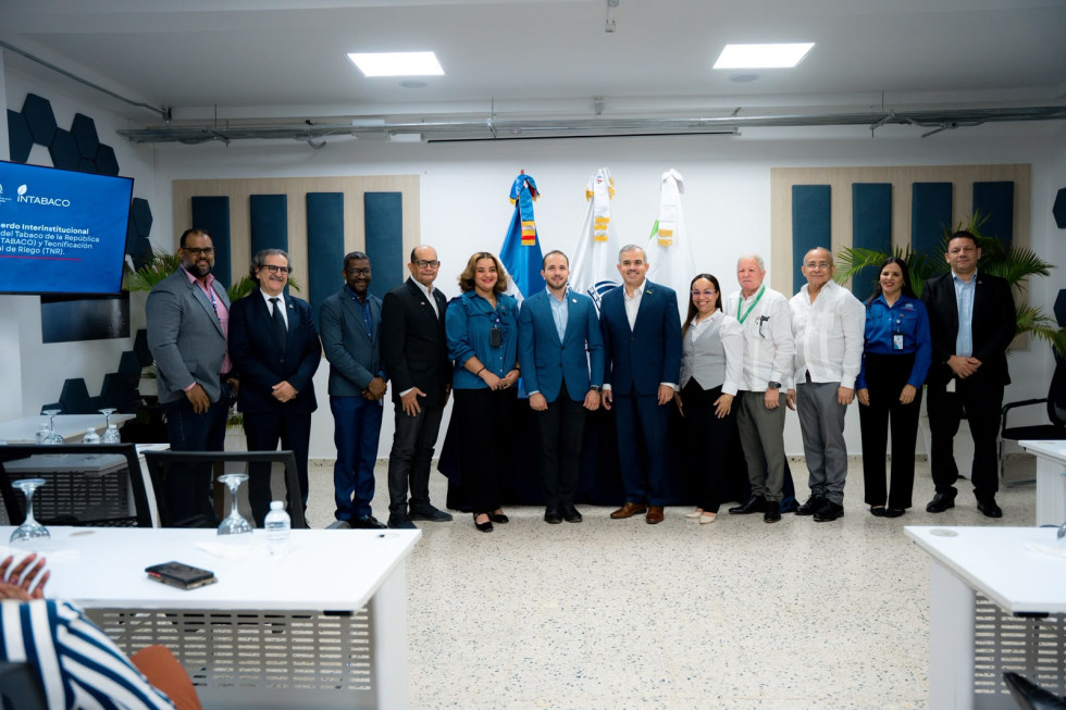 Autoridades de la TNR e Intabaco posan junto a los directores Claudio Caamaño e Iván Hernández