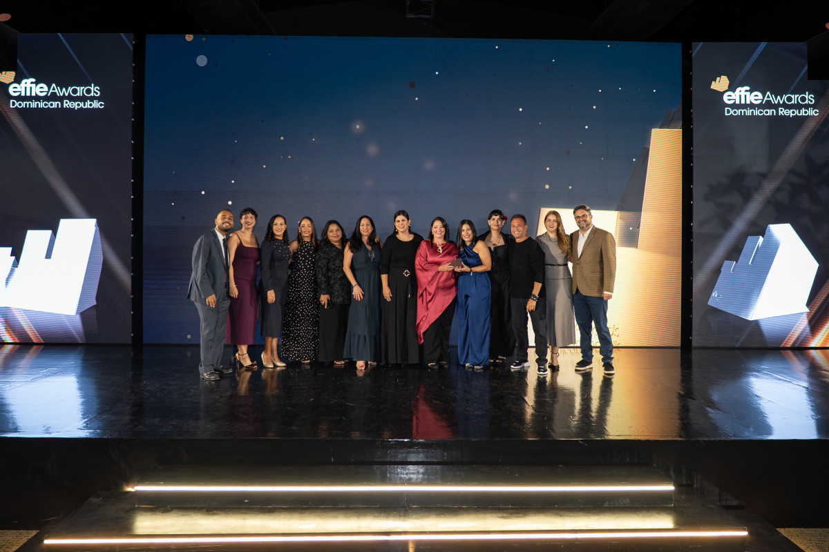 Asociaciu00f3n Cibao recibe estatuilla del Premio Effie