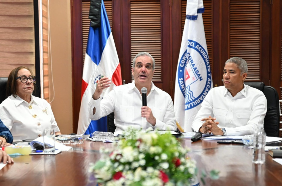 Al centro presidente de la Republica Luis Abinader y a su derecha Andres Cueto