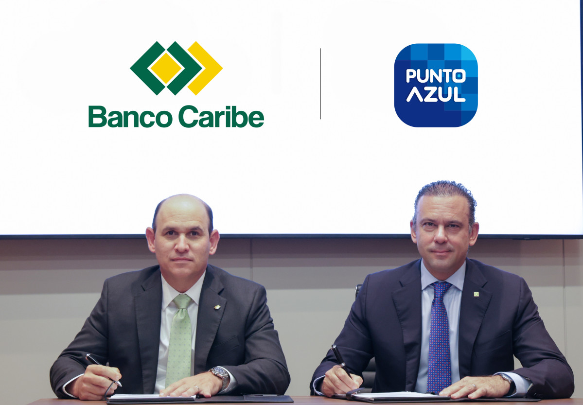 Edgar Del Toro, presidente de Banco Caribe y Eugene Rault Grullou011bn Vicepresidente Ejecutivo de Servicios Digitales Popular