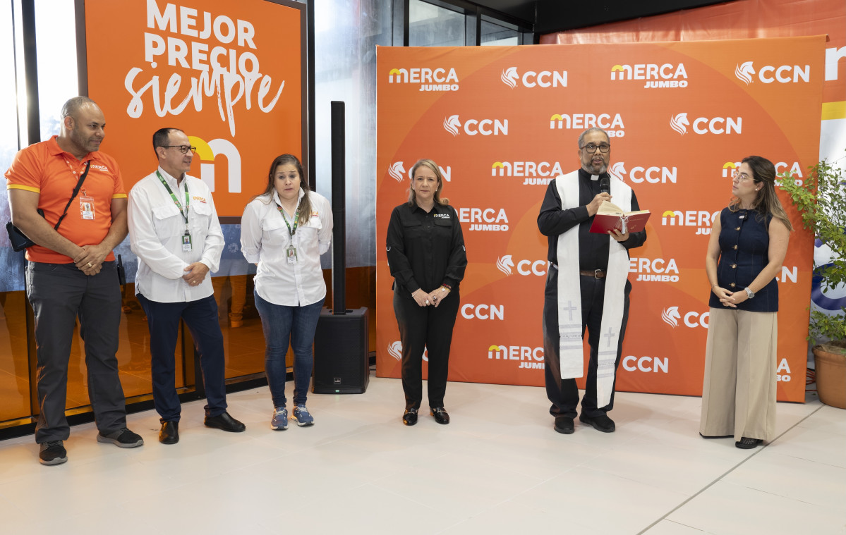 1  Foto Principal Padre Su00e1nchez junto a colaboradores de CCN durante la bendiciu00f3n de la nueva sucursal Merca Jumbo La Romana