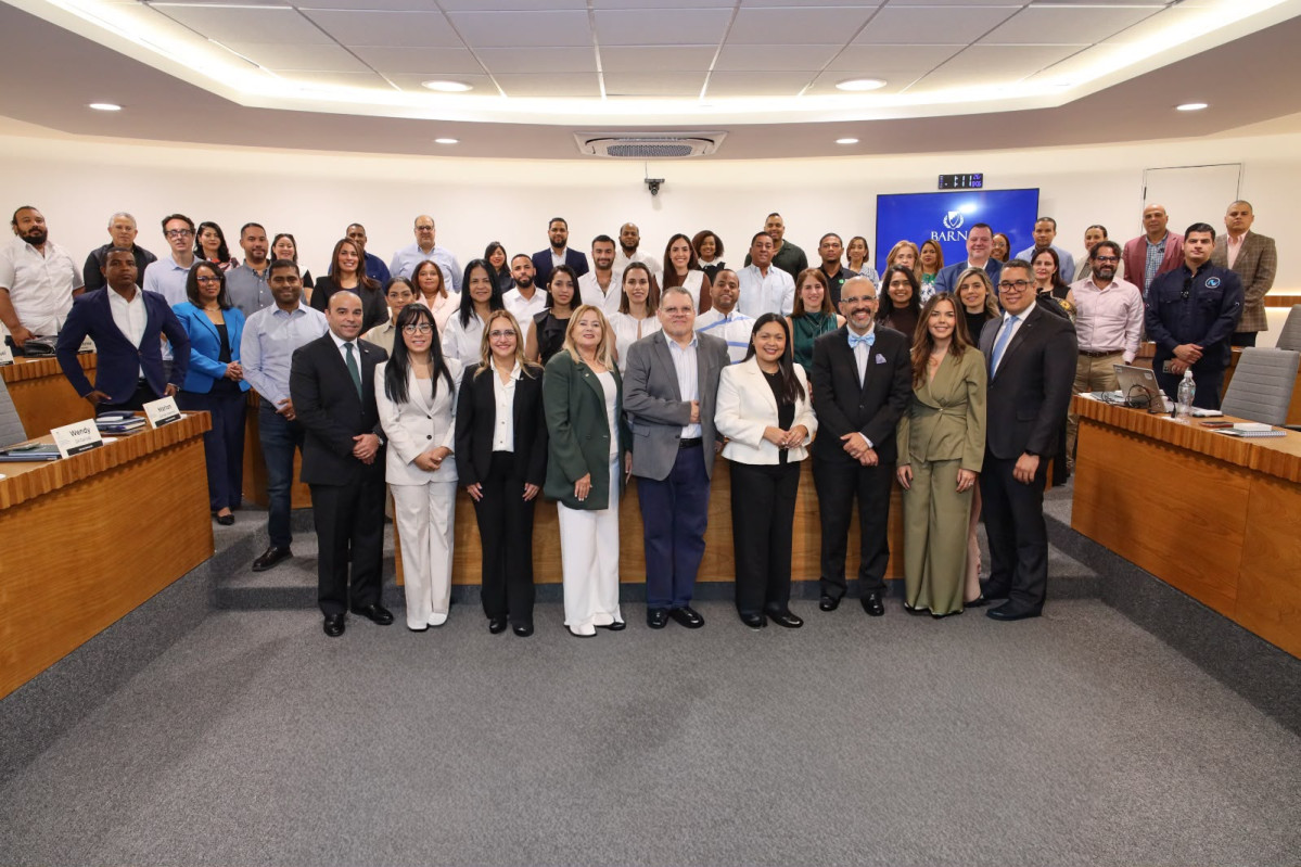 Representantes de Banco Caribe y Barna, junto a  los participantes de PyME Expansión