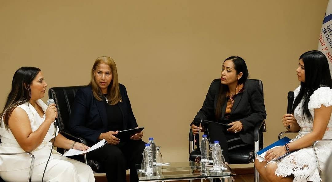 ANA BELGICA Y HELEN EN PANEL