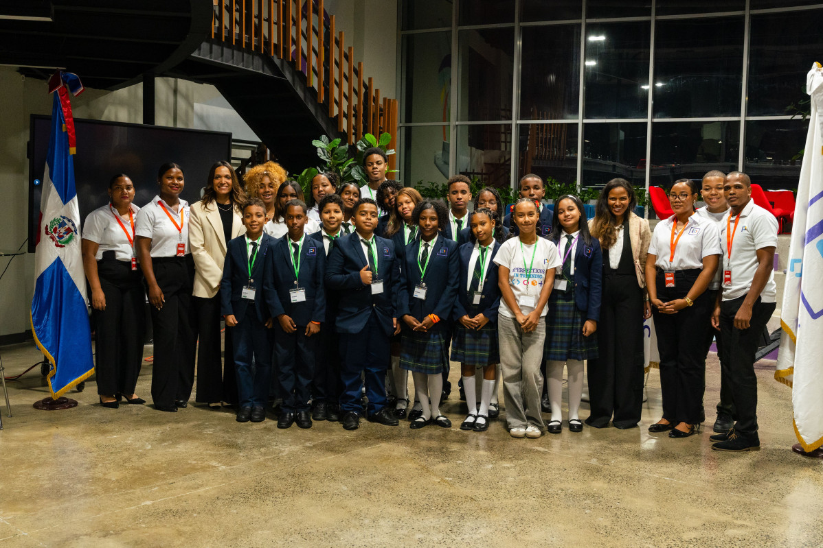 Milka Santana, fundadora y CEO de Perfecto Labs, junto a estudiantes durante el Cu00f3ctel Perfecto Labs.